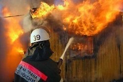 Спасатели МЧС России ликвидировали пожар в частном жилом доме, хозяйственных постройках в Топкинском МО