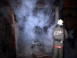 Спасатели МЧС России ликвидировали пожар в нежилых помещениях в Топкинском МО