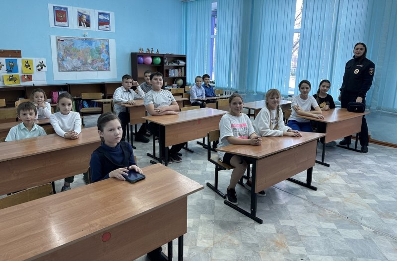 В Топкинском округе полицейские и педагоги проводят мониторинг образовательных учреждений на соответствие нормам дорожной безопасности