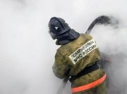 Спасатели МЧС России ликвидировали пожар в частном жилом двухквартирном доме, хозяйственной постройке в Топкинском МО