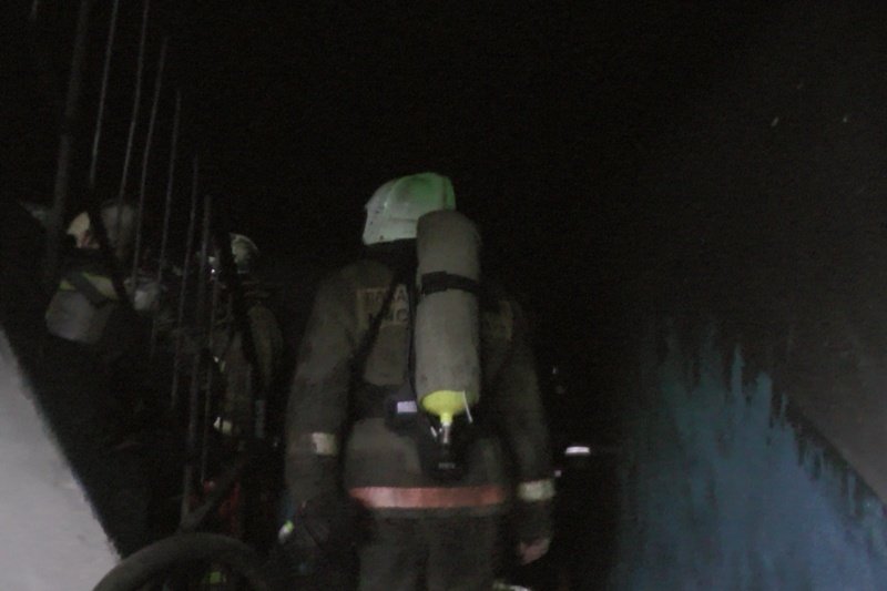 Спасатели МЧС России ликвидировали пожар в муниципальном многоквартирном жилом доме Топкинском МО
