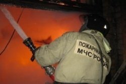 Спасатели МЧС России ликвидировали пожар в частном трехквартирном жилом доме в Топкинском МО