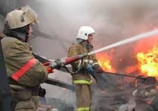 Спасатели МЧС России ликвидировали пожар в нежилом здании в Топкинском МО