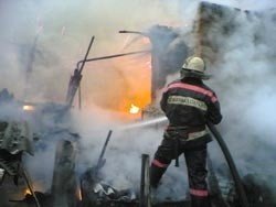 Спасатели МЧС России ликвидировали пожар в частной хозяйственной постройке в Топкинском МО