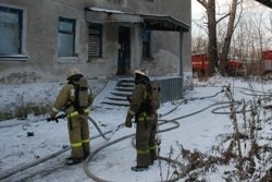 Спасатели МЧС России ликвидировали пожар в частном многоквартирном жилом доме в Топкинском МО