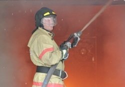 Спасатели МЧС России ликвидировали пожар в нежилом здании в Топкинском МО