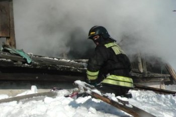 Спасатели МЧС России ликвидировали пожар в частном двухквартирном жилом доме в Топкинском МО